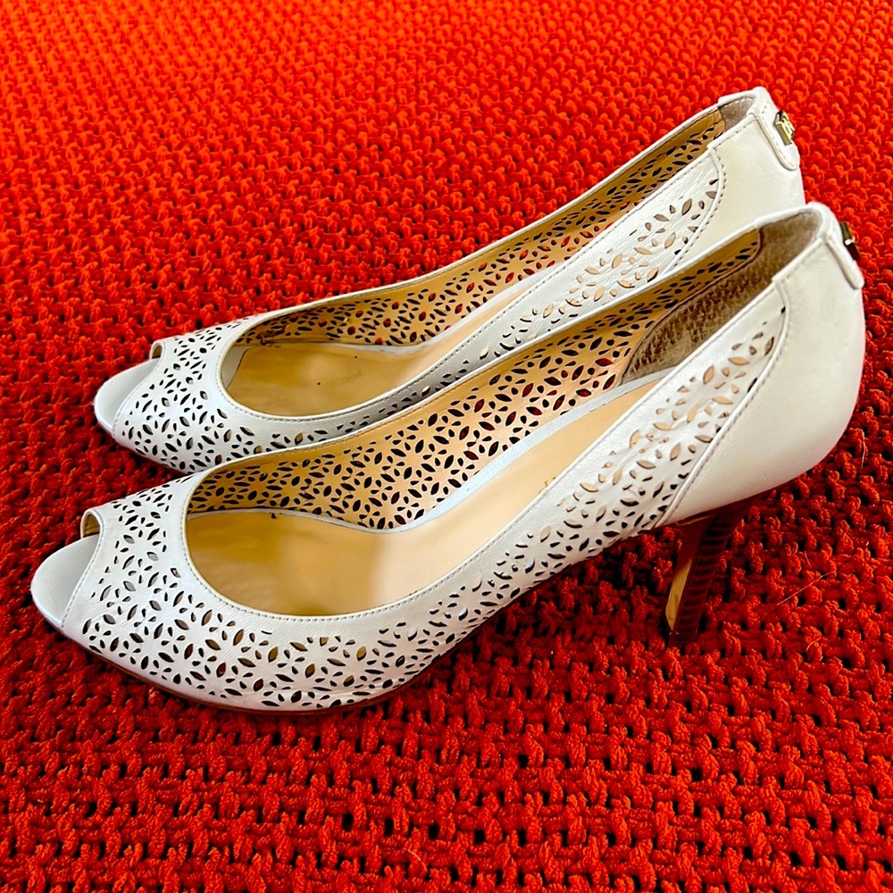 Leather cut out detailing peep toe pumps